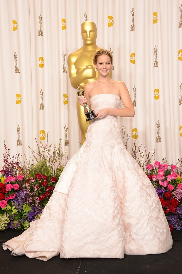 Jennifer Lawrence com o icônico look Dior que usou no Oscar 2013, quando ganhou o prêmio de Melhor Atriz por 