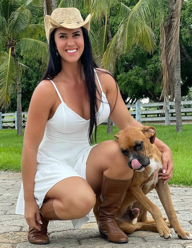 Graciele Lacerda com o cachorro Nescau (Foto: Reprodução/Instagram)