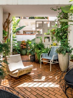 A paisagista Clariça Lima recebe seus clientes neste jardim, com vários volumes de plantas tropicais
