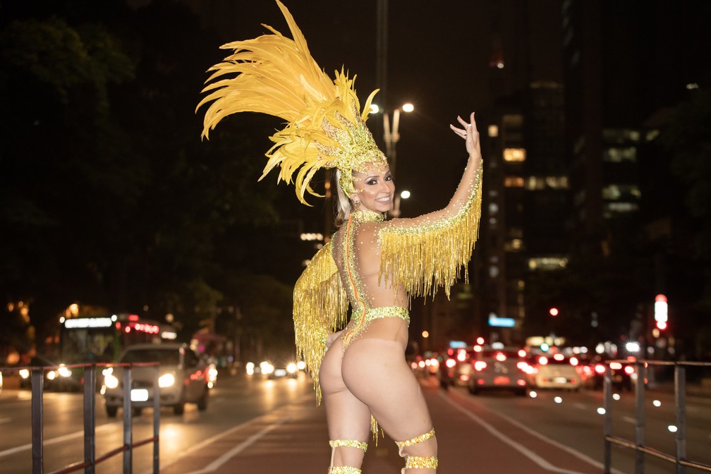 Marina Franco, a loira da corte da bateria da escola de samba &Atilde;guia de Ouro &acirc;?? Foto: Celso Tavares/G1