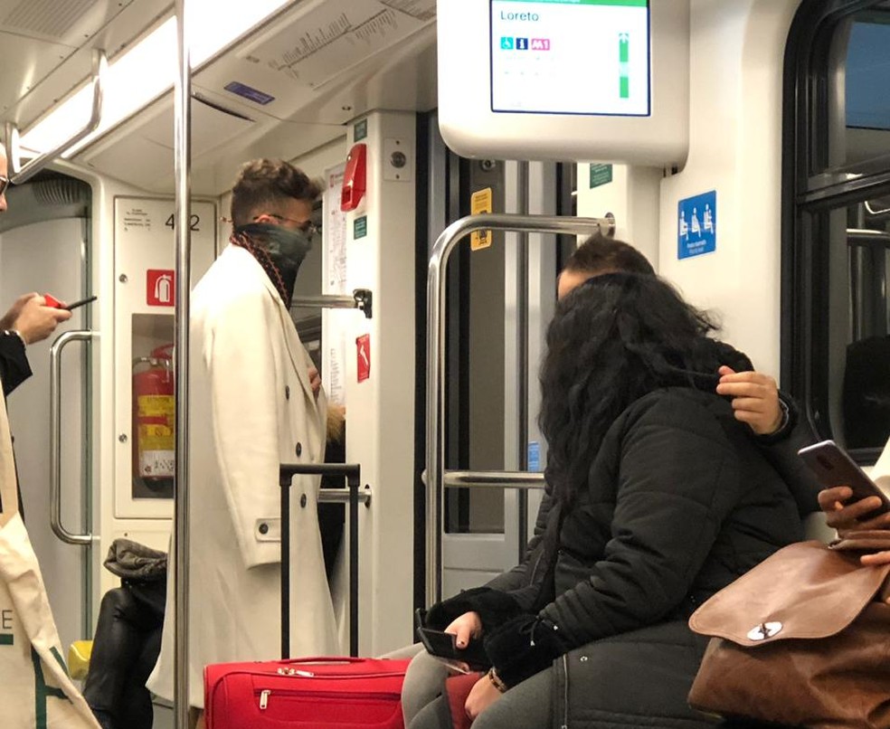 Passageiros se protegem do coronavírus nos trens na Itália. — Foto: Diego Guichard/Arquivo pessoal