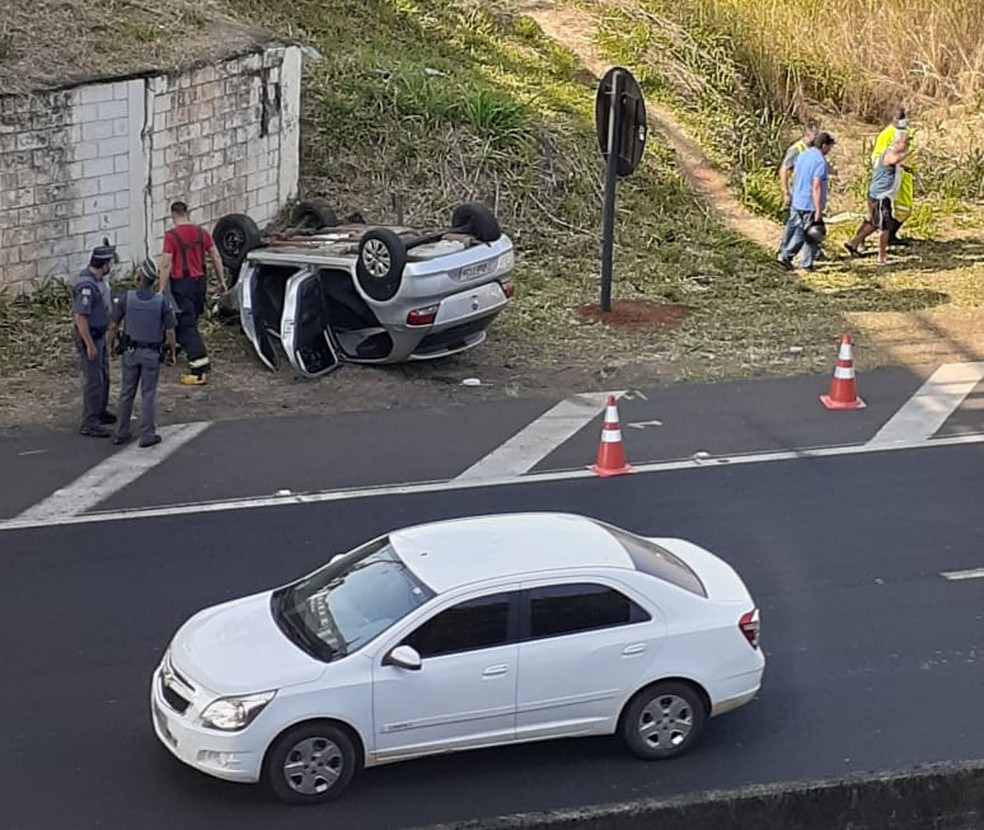 Motorista fica ferido após carro capotar e cair de pontilhão em Marília — Foto: Dorival Silva/Marília Notícia 
