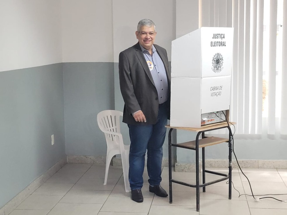 Marcus Pestana vota em Juiz de Fora — Foto: Ester Vallim/TV Integração