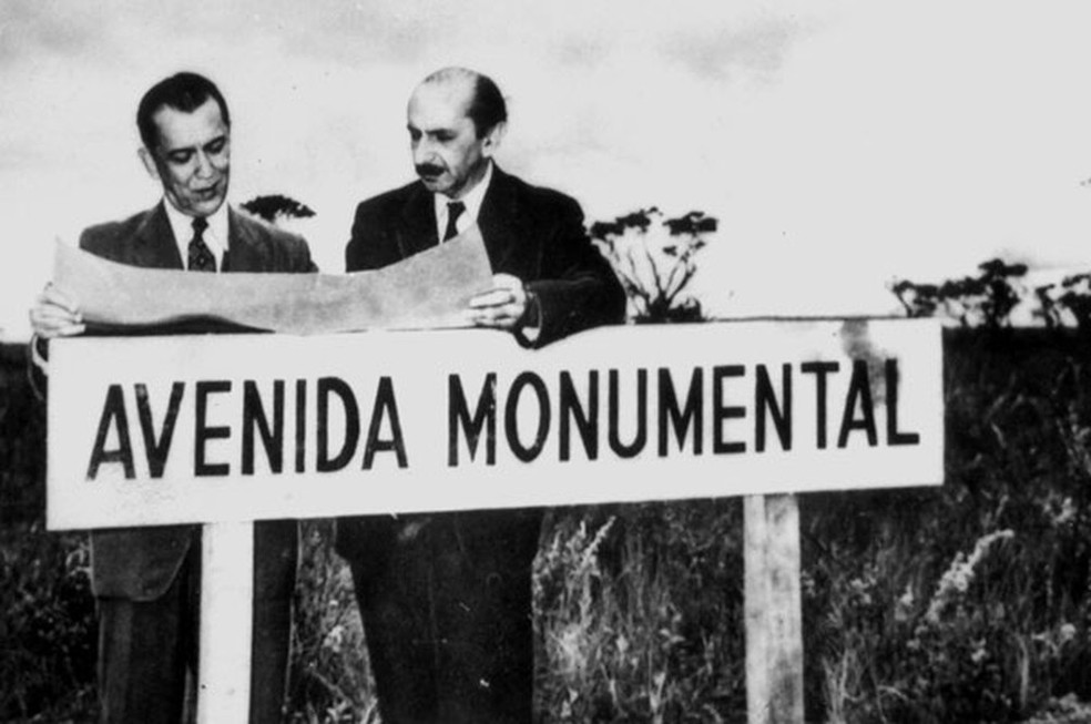 O ex-presidente Juscelino Kubitschek e Lucio Costa visitando terreno onde seria Brasília — Foto: Arquivo Público do Distrito Federal