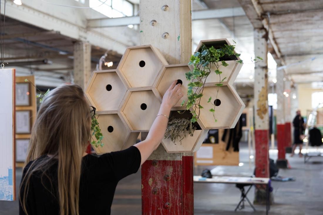 A artista Lauren Davies planejou combinar a importância do aumento de verde nas metrópoles com traços de arquitetura (Foto: Divulgação / London Design Biennale)