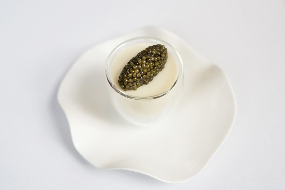 Creme fresco Dashi com ervas e caviar (Foto: Divulgação)