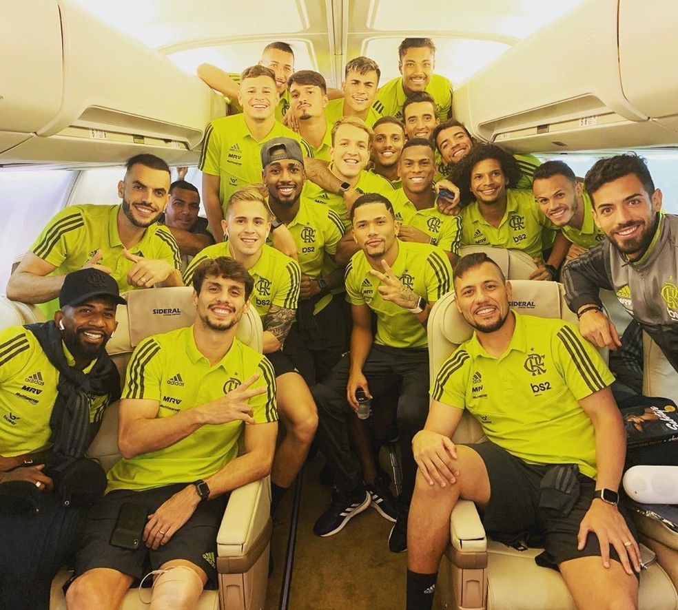 Jogadores posam no avião ainda no retorno ao Rio no voo fretado na madrugada desta quinta-feira — Foto: Divulgação