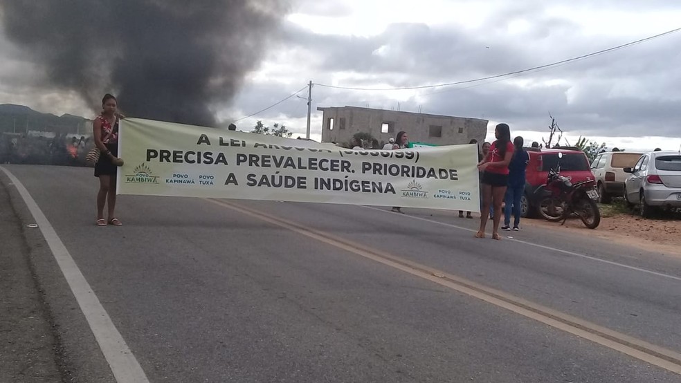 Grupos indígenas protestam em rodovias do Agreste e Sertão de Pernambuco nesta quarta-feira (27) — Foto: WhatsApp TV Globo/Reprodução