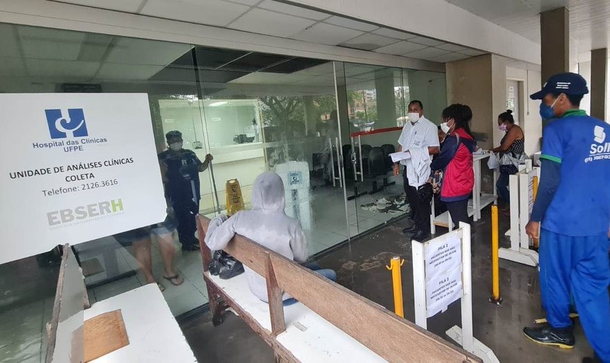 Parte do forro de teto de sala de espera para exames desaba no Hospital das Clínicas; veja vídeo de alagamento 