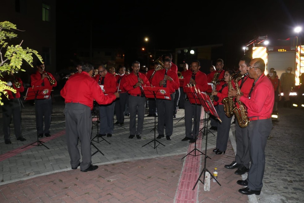 Banda do Corpo de Bombeiros toca músicas natalinas para pacientes de hospital na PB — Foto: Ascom Corpo de Bombeiros/Divulgação