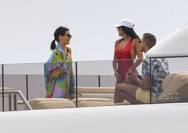 Kourtney Kardashian Exibe Curvas Em Maiô à La Baywatch Quem Quem News