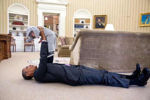 No Halloween de 2015, Obama brinca com filha de funcionário da Casa Branca