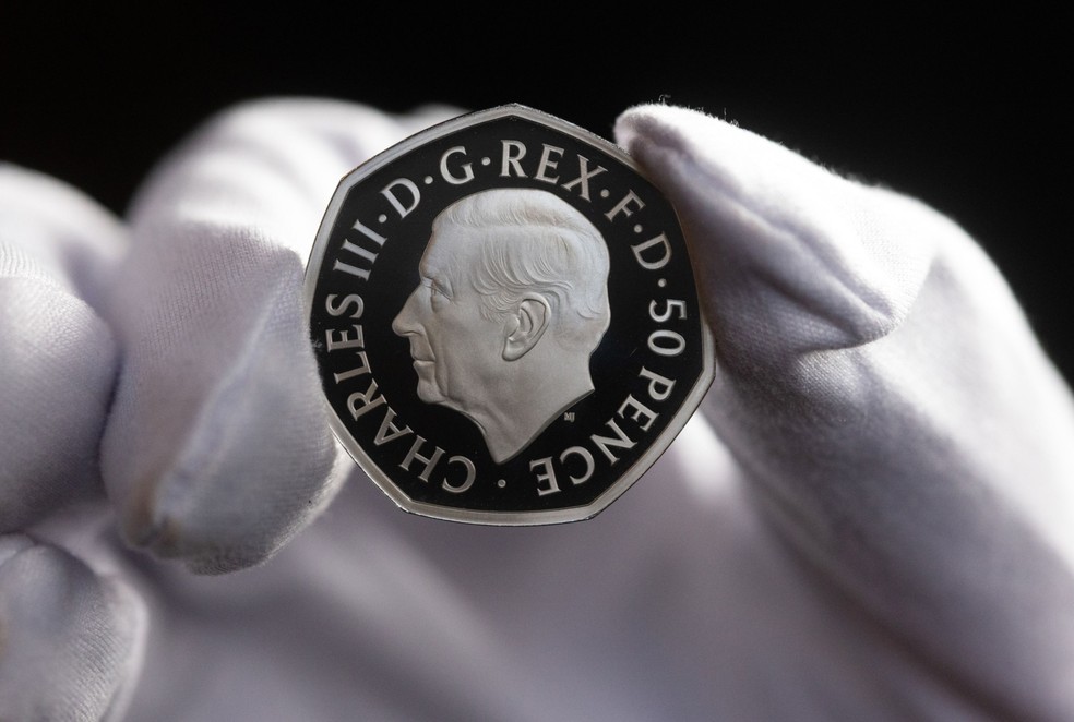 Novas moedas com imagem do rei Charles III foram apresentadas hoje pelo Reino Unido — Foto: Bloomberg