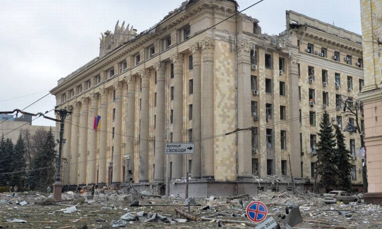 Sede do governo de Kharkiv, em 1º de março, destruída após bombardeio de tropas russas  — Foto: SERGEY BOBOK / AFP