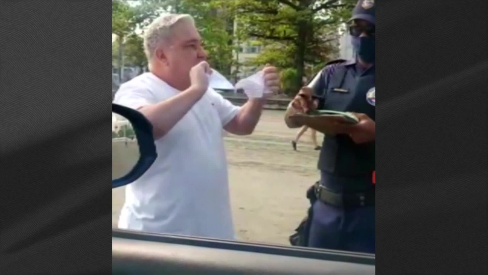 Desembargador Eduardo Siqueira rasga multa aplicada por guarda ap&oacute;s ser flagrado sem m&aacute;scara &mdash; Foto: Reprodu&ccedil;&atilde;o