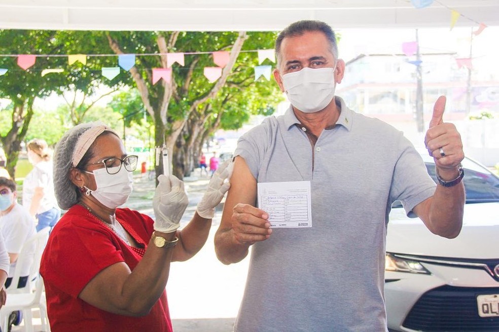 Governador do Amapá, Waldez Góes recebe a 1ª dose de vacina contra a Covid-19 em Macapá — Foto: Deputada Marília Góes/Divulgação