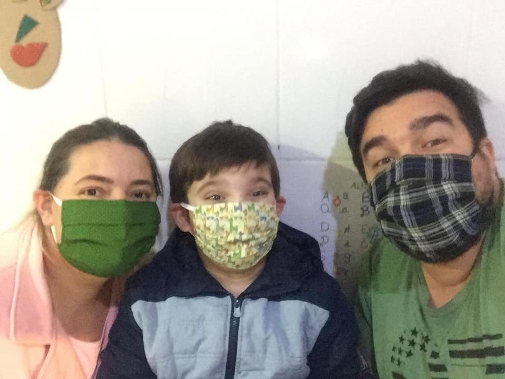 Daniel com os pais Oneida e Caio Dias — Foto: Arquivo Pessoal
