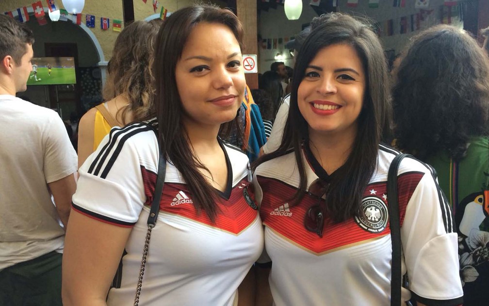As amigas Amanda e Ellionai decidiram torcer juntas pela Alemanha, que corria o risco de ser eliminada da Copa do Mundo de 2018 em partida contra a SuÃ©cia neste sÃ¡bado (23) (Foto: BÃ¡rbara Muniz Vieira/G1)
