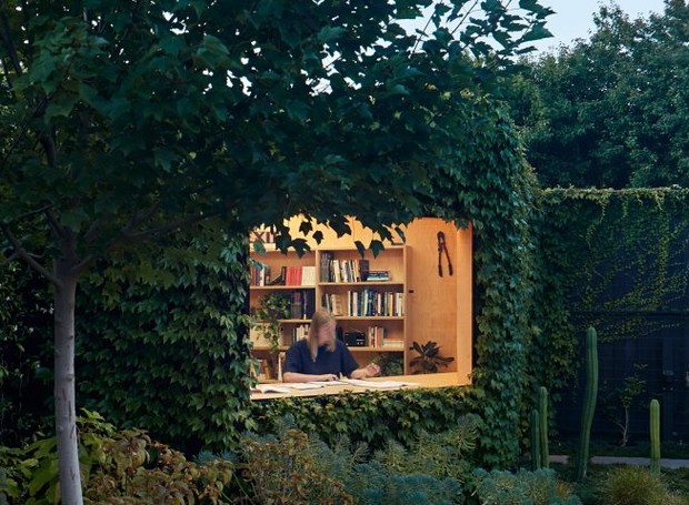 A era reveste o exterior e camufla a casa no jardim verde (Foto: Dezeen/ Reprodução)