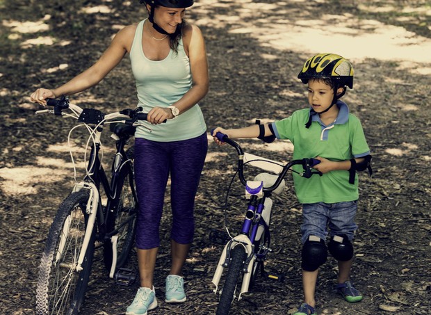 Mostre à criança o quanto é divertido andar de bicicleta (Foto: ThinkStock)