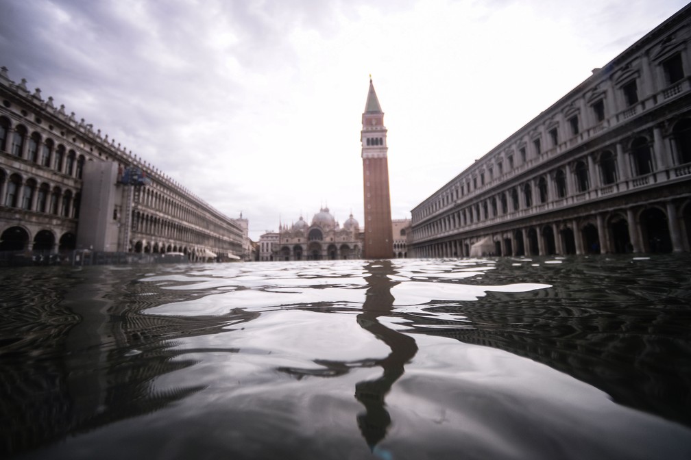 Praça de San Marco ficou inundada nesta sexta-feira (15)  — Foto: Filippo Monteforte / AFP