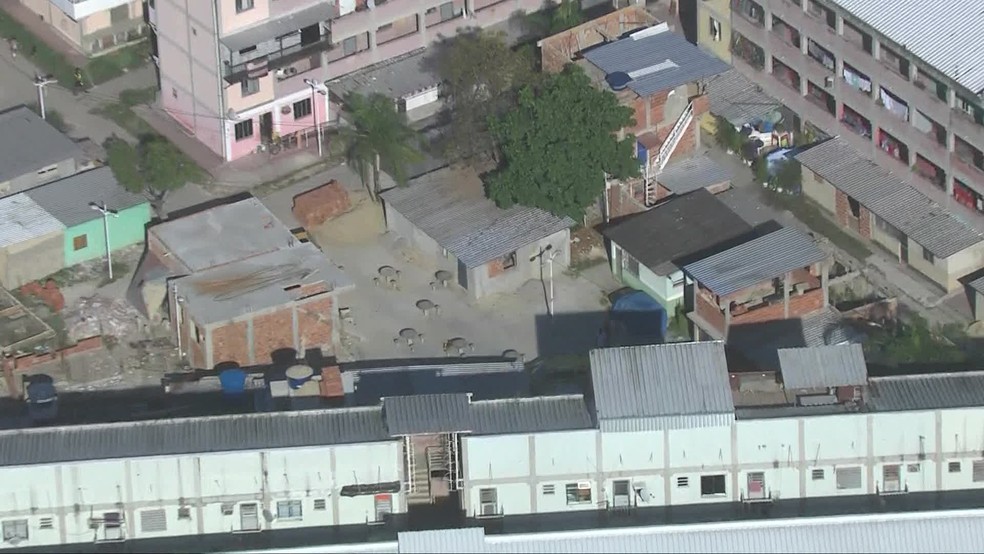 Condomínio em Benfica, Zona Norte do Rio, perdeu área de lazer devido a construções irregulares — Foto: TV Globo