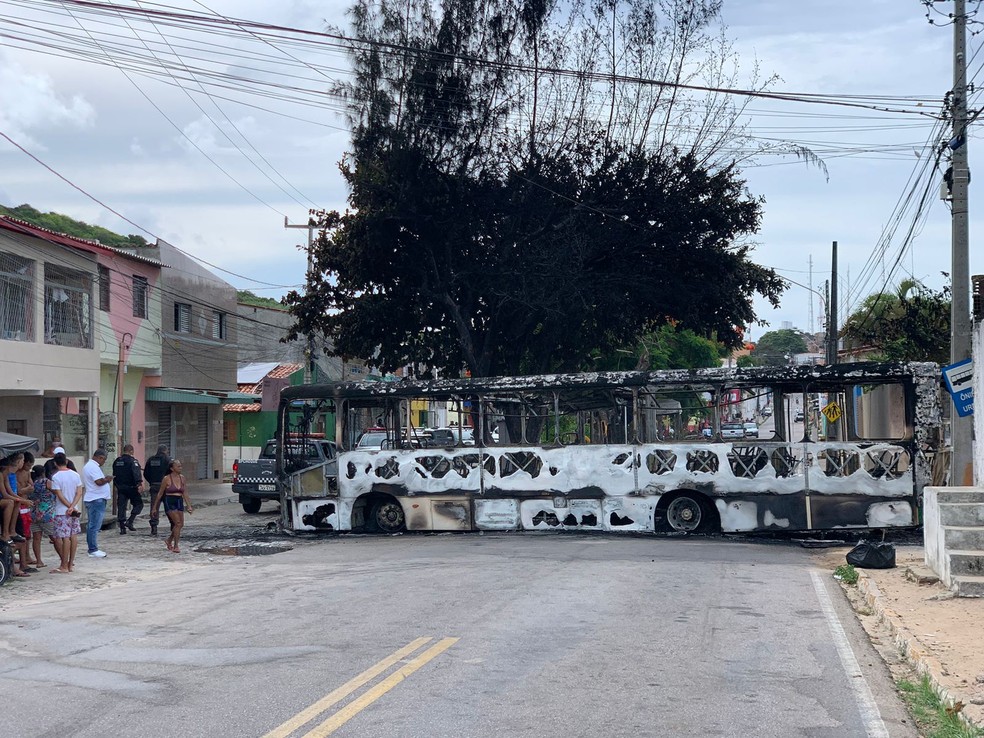 Ônibus queimado em Mãe Luiza, em Natal — Foto: Gustavo Brendo/Inter TV Cabugi