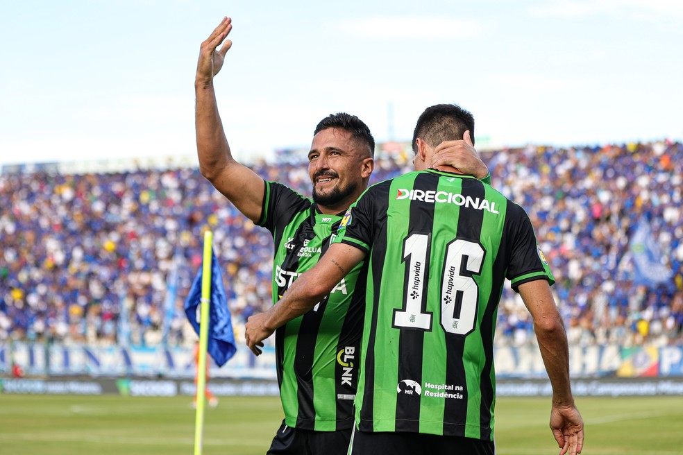 Am&eacute;rica-MG comemora gol  &mdash; Foto: Gilson Junio/AGIF