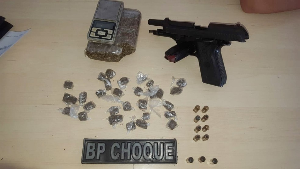 Uma pistola e drogas foram apreendidas com o suspeito — Foto: PM/Divulgação