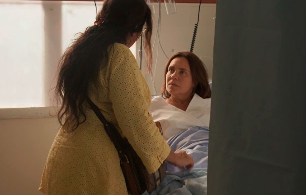 Em 'Amor de Mãe', Lurdes (Regina Casé) é quem conta para Thelma (Adriana Esteves) que ela tem um aneurisma cerebral — Foto: Globo