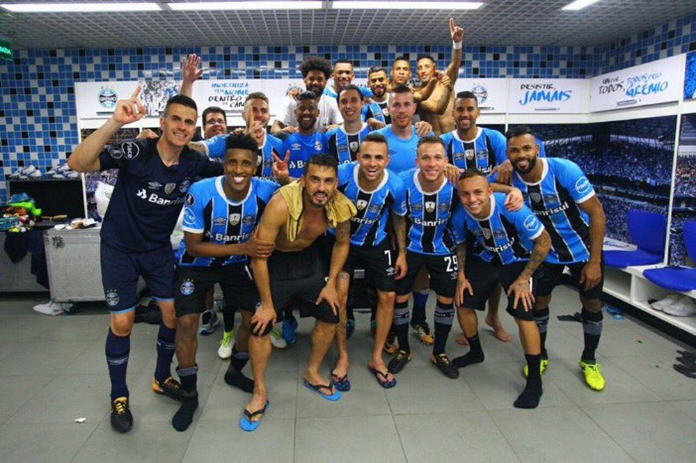 Após vitória no detalhe, gremistas dedicam vaga nas semifinais a Renato
