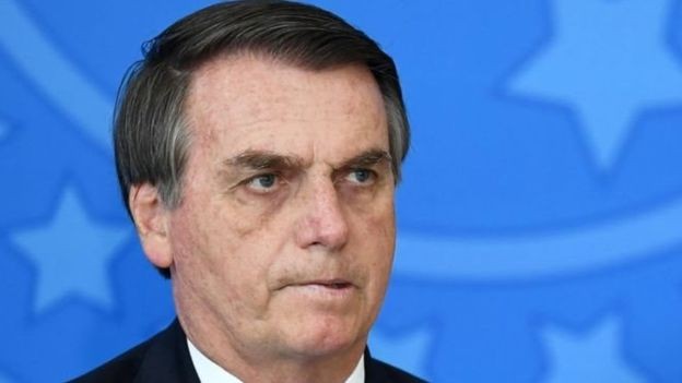 Bolsonaro é alvo de críticas por cortes e congelamentos em investimentos em educação e bolsas de estudos (Foto: AFP via BBC News)