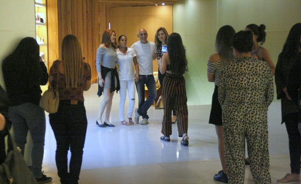 Ana Clara e Ayrton posam com fãs em shopping do Rio (Foto: AgNews)