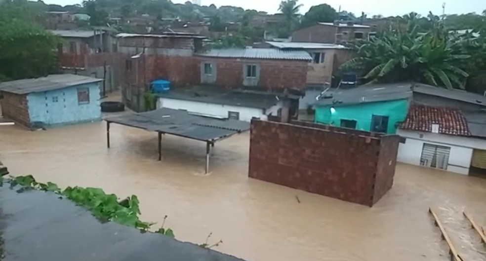 Subiu para quatro o número de mortes em decorrência das chuvas — Foto: Reprodução/TV Globo