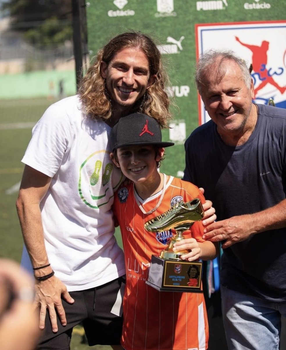 Filipe Luís, Tiago e Zico na premiação do artilheiro da Copa Zico 2023 — Foto: Reprodução
