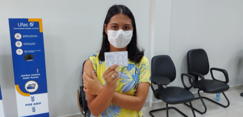 Leticia Caroliny, de 18 anos, tomou a primeira dose da vacina — Foto: Murilo Lima/Rede Amazônica Acre