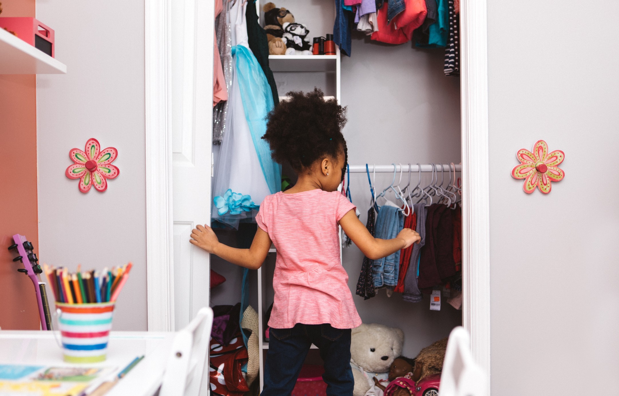 Assim como todos os móveis para quarto, existem vários tipos de modelo de guarda-roupa infantil. (Foto: Getty Images)