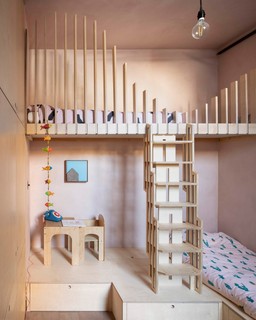 O quarto de meninas é composto por uma beliche que contempla também a área de brincar. Projeto dos arquitetos do escritório inglês Rise Design Studio