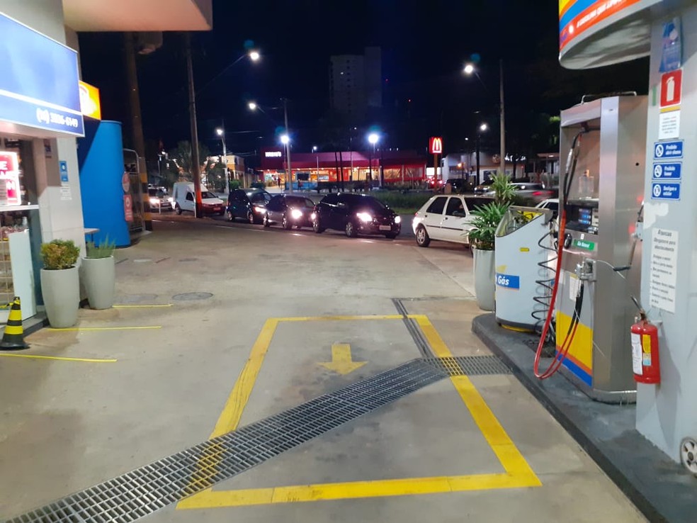 Motoristas fizeram fila de carros nos postos de combustíveis em Araraquara — Foto: Arquivo Pessoal