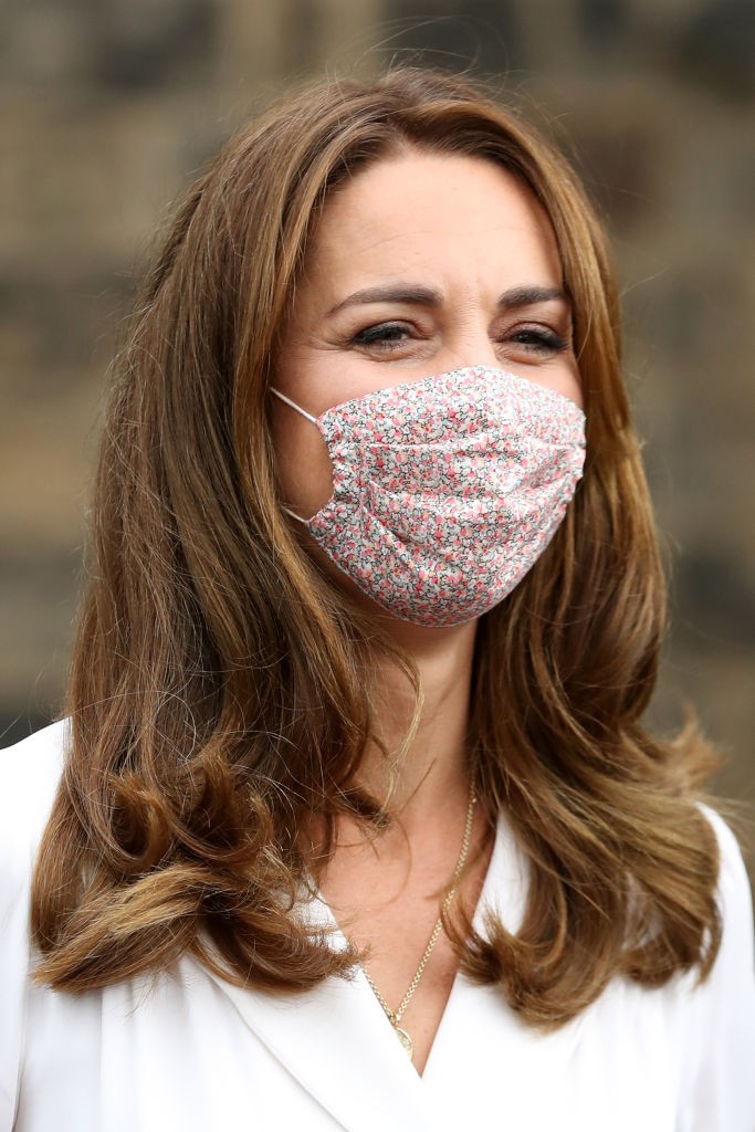 Kate Middleton usa máscara de estampa floral  (Foto: Getty)