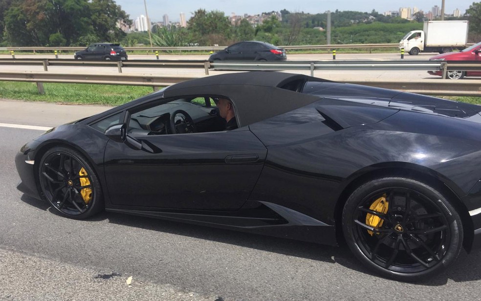 Lamborghini apreendida em opera&ccedil;&atilde;o do Deic &mdash; Foto: Abra&atilde;o Cruz/TV Globo
