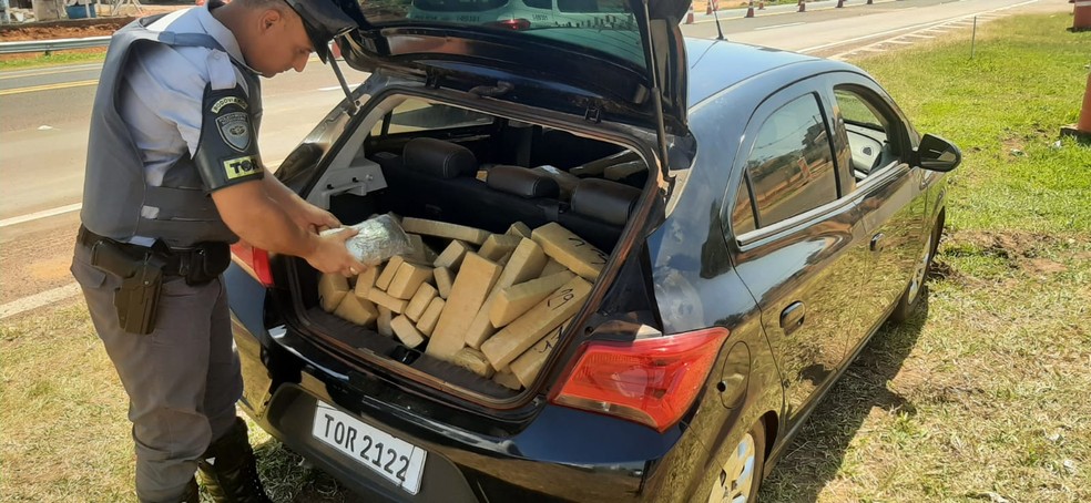 Polícia Rodoviária apreende vários tabletes de maconha dentro de porta-malas de carro em Marília — Foto: Polícia Rodoviária /Divulgação