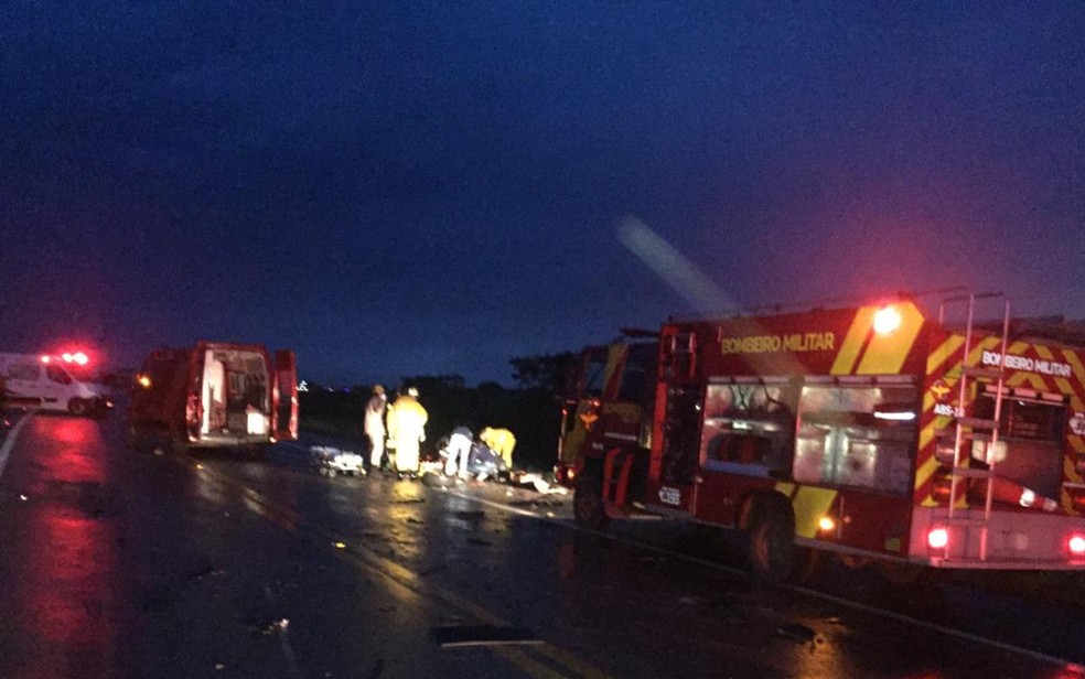 Acidente deixa quatro mortos e tr&ecirc;s feridos em Cocalzinho de Goi&aacute;s &mdash; Foto: Divulga&ccedil;&atilde;o/Corpo de Bombeiros 