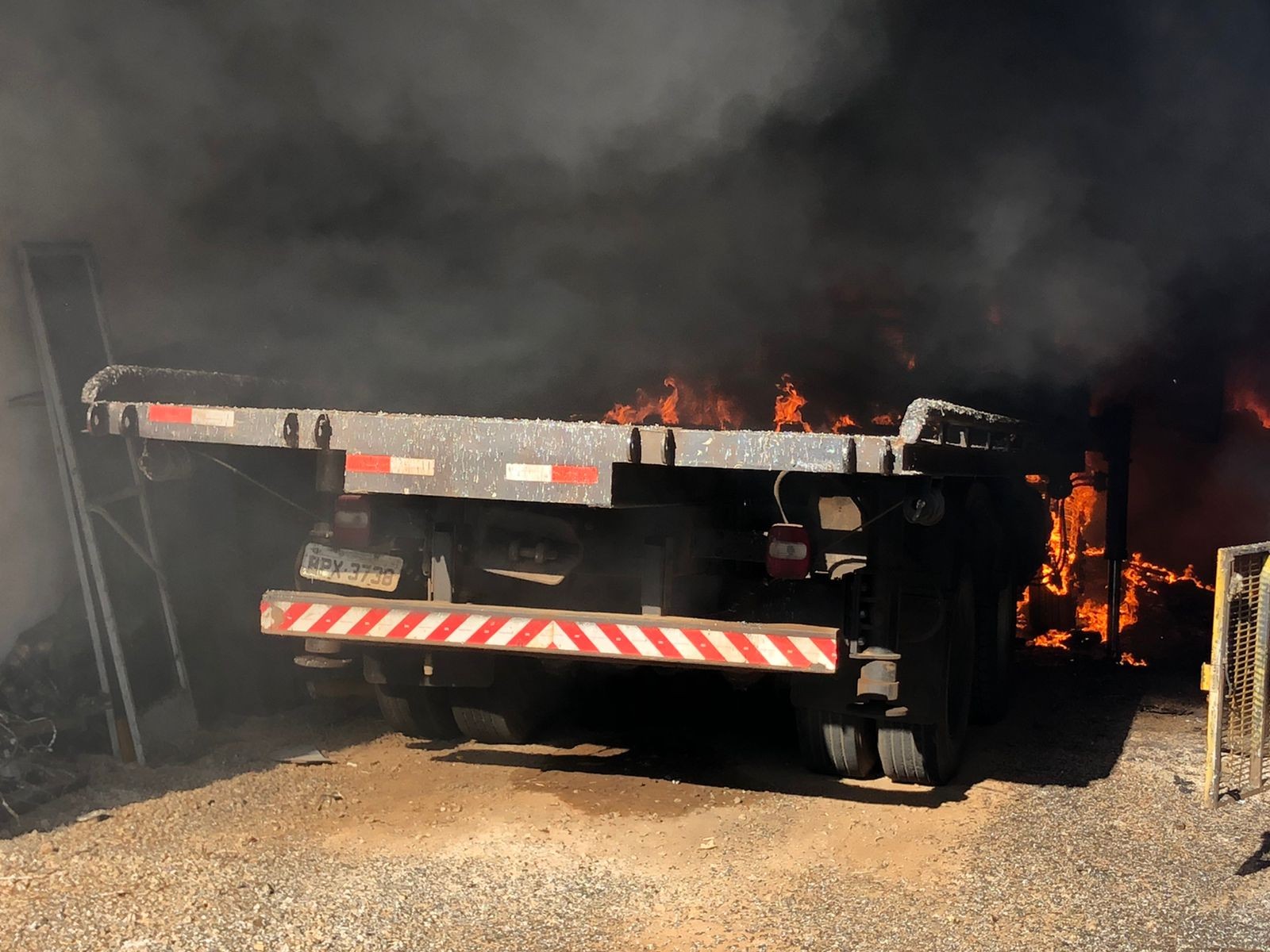 Ônibus e caminhão ficam destruídos após incêndio em barracão de São Carlos