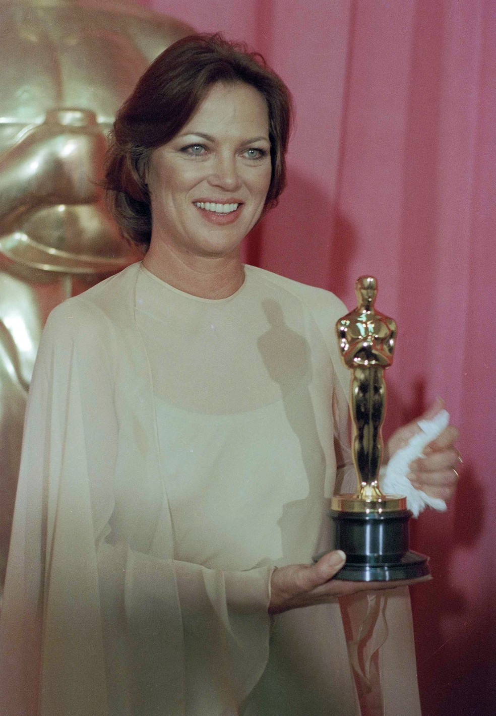Louise Fletcher, após receber um Oscar em 1976 — Foto: Arquivo/AP