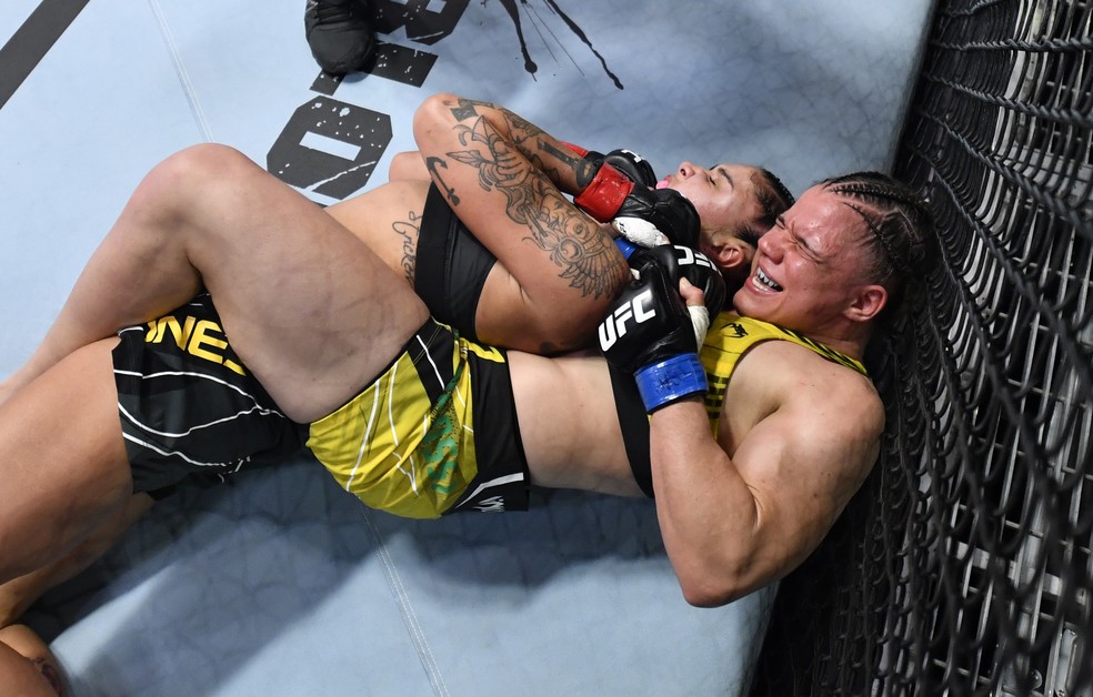 Ariane Sorriso venceu Istela Nunes por finalização aos 2m57s do R3 — Foto: Getty Images