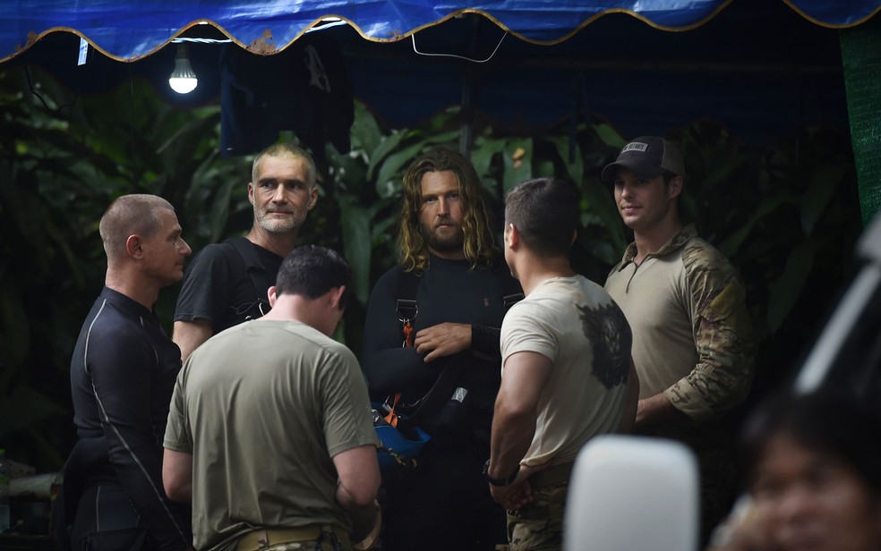 Mergulhadores estrangeiros e tailandeses colaboraram nos esforços para resgatar o grupo (Foto: Lillian Suwanrumpha/AFP)