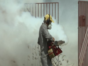 Funcionário faz a nebulização em casa de cidade no interior de SP (Foto: Reprodução/ TV TEM)