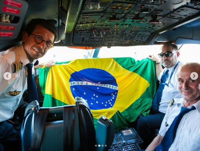 Equipe que atuou na chegada de BelugaST no Brasil — Foto: R. Cozzato/Instagram Airbus