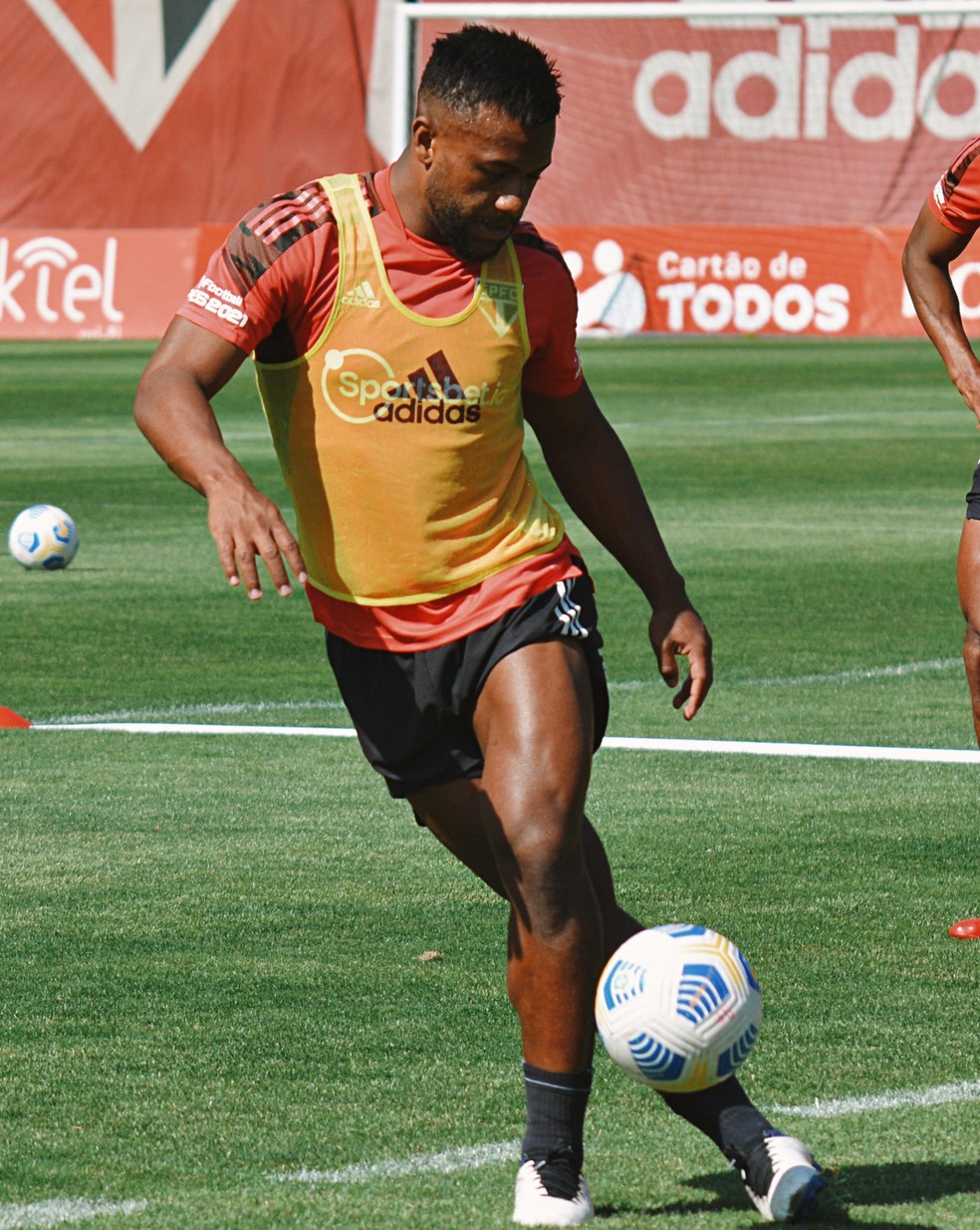 Luan participou de treino do São Paulo nesta terça — Foto: Erico Leonan / saopaulofc